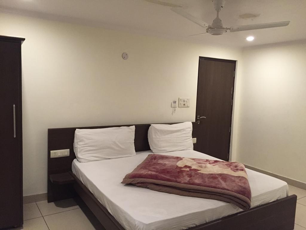 Hotel Surya Халдвани Номер фото