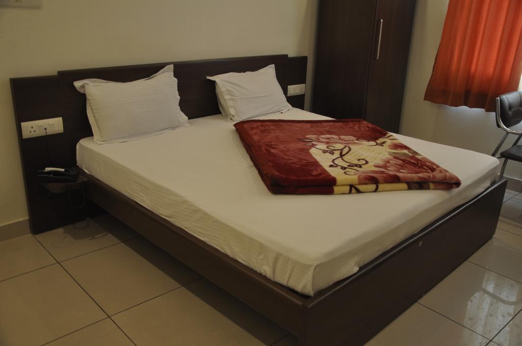 Hotel Surya Халдвани Экстерьер фото