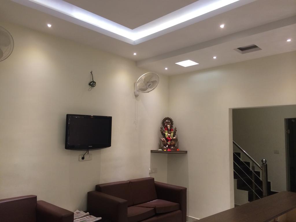Hotel Surya Халдвани Экстерьер фото