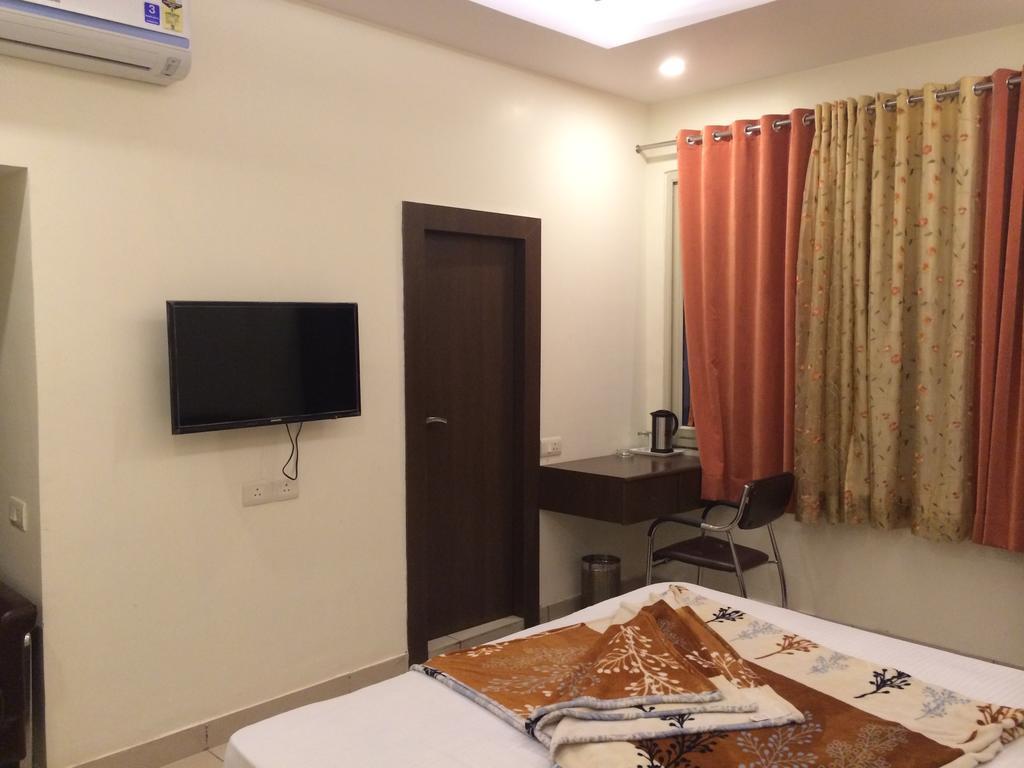 Hotel Surya Халдвани Номер фото