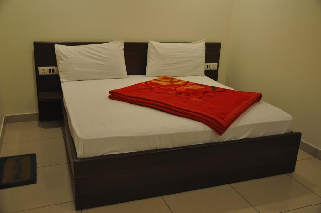 Hotel Surya Халдвани Номер фото